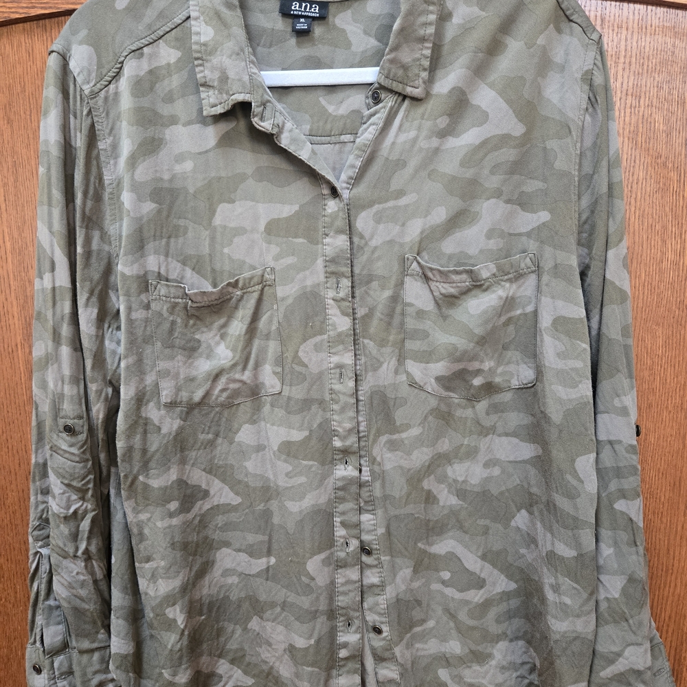 a.n.a Camo Button-Up Blouse in Olive Green
